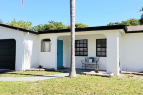 Whole House+Renovated+Pool+Lanai+BBQ+Close to All